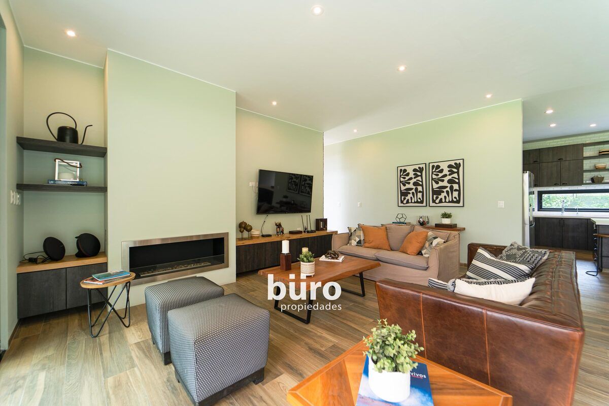 4 de 35: La sala con chimenea de gas