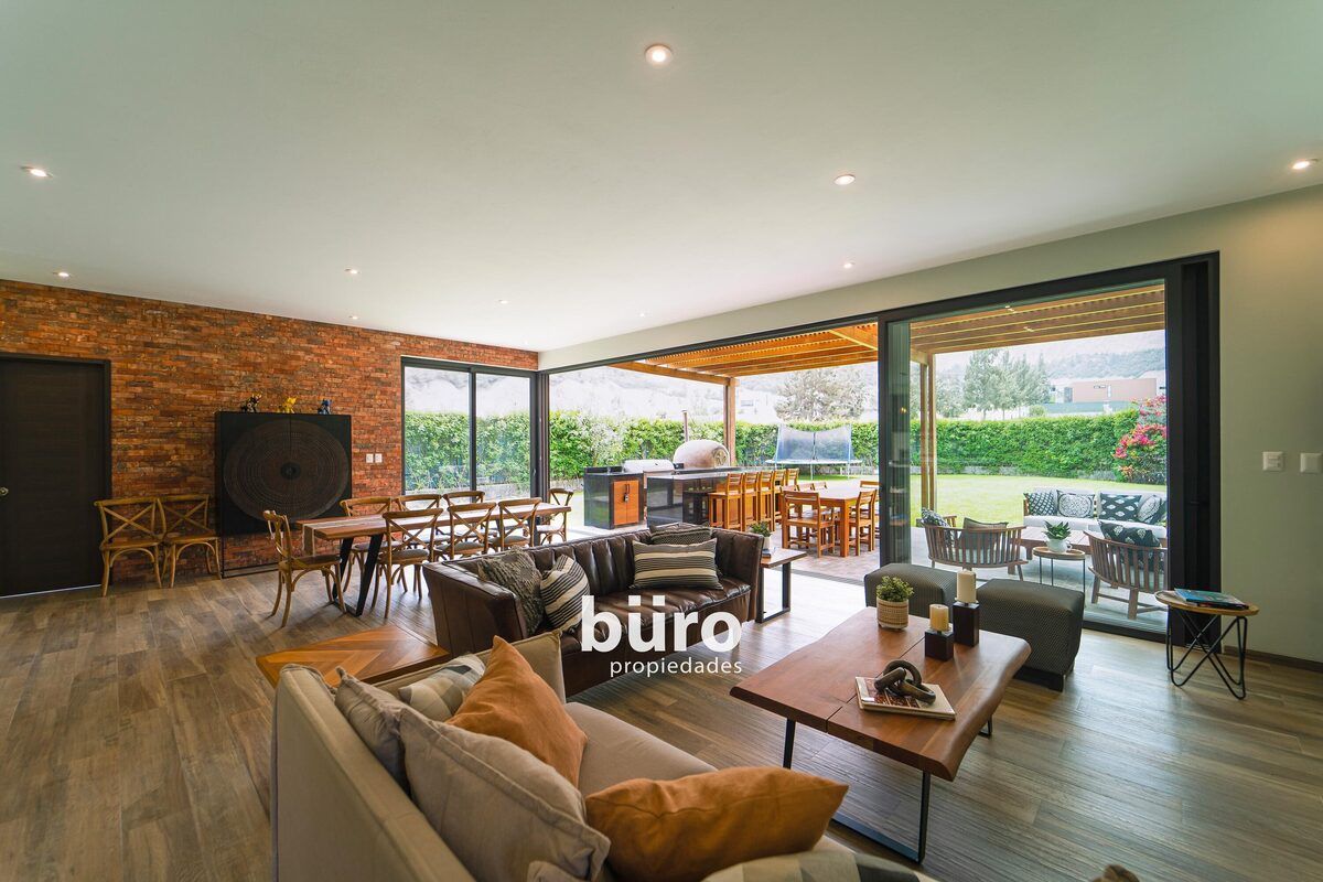 6 de 35: Sala comedor y mamparas corredizas para integrar la terraza