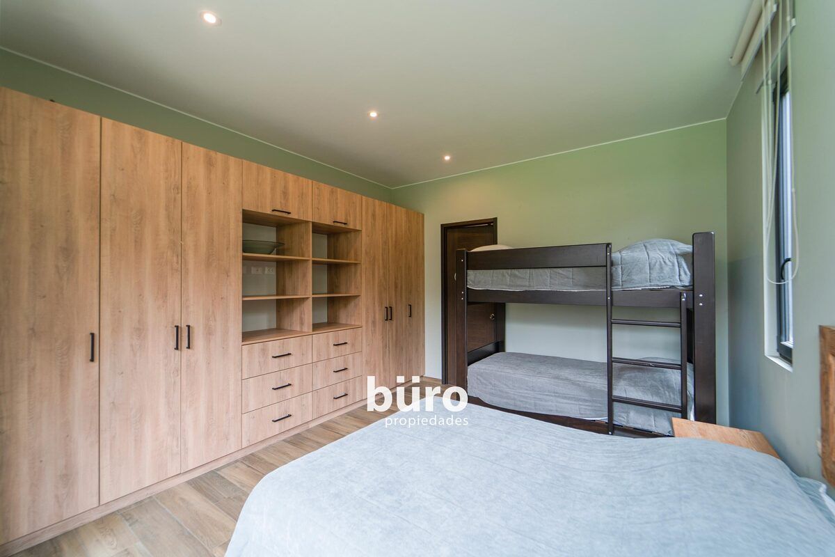 9 de 35: Cuarto de huéspedes 1er piso con closets empotrados