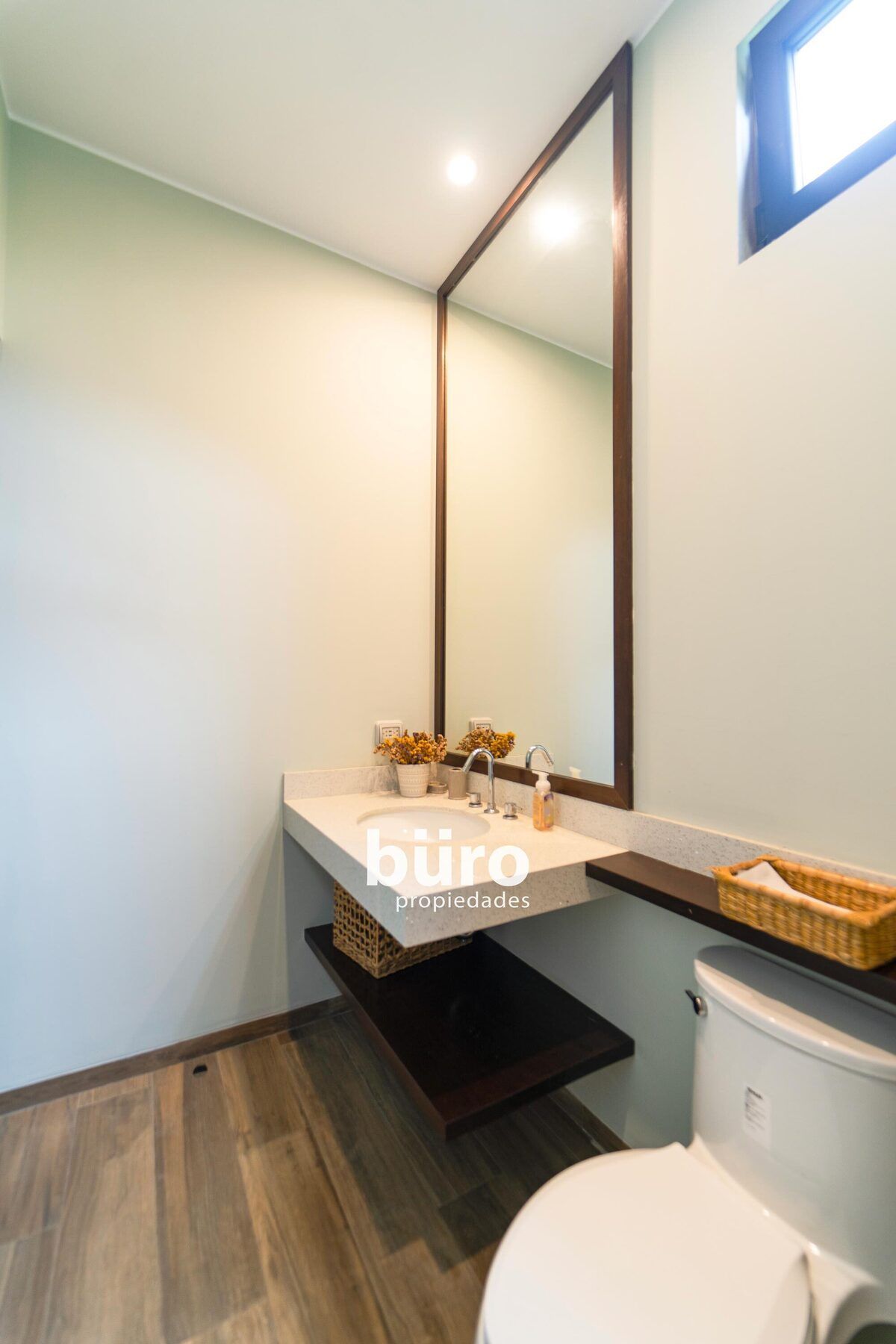 22 de 35: Baño de visitas