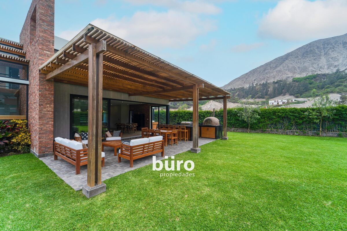 10 de 35: La terraza con un jardín grande para toda la familia