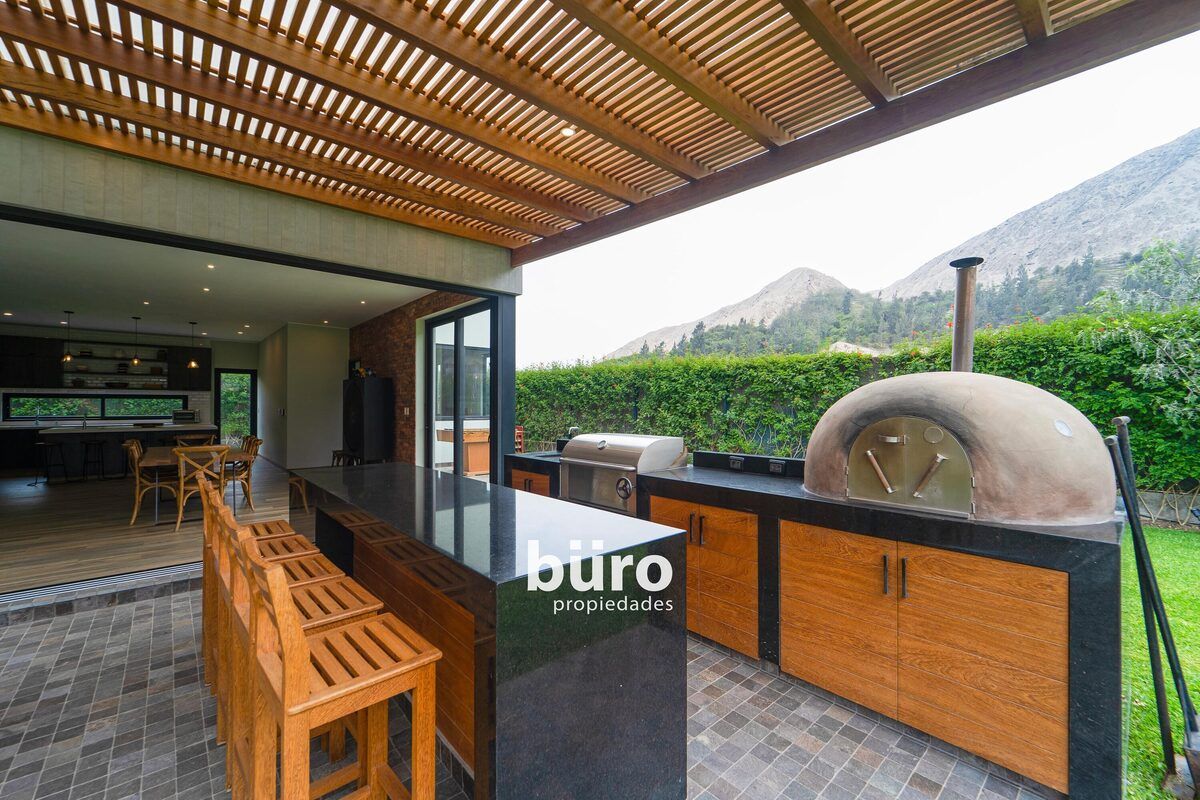 11 de 35: En la terraza la parrilla y horno de barro