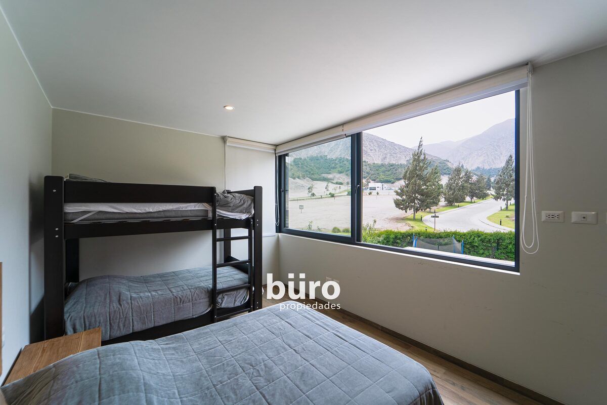 17 de 35: Cuarto secundario con cama Queen, camarote y baño, 2do piso