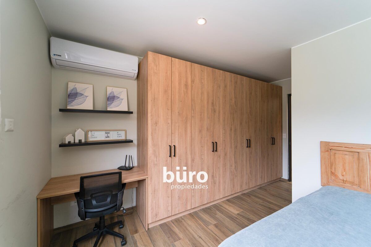 19 de 35: Cuarto secundario con cama Queen, camarote y baño,