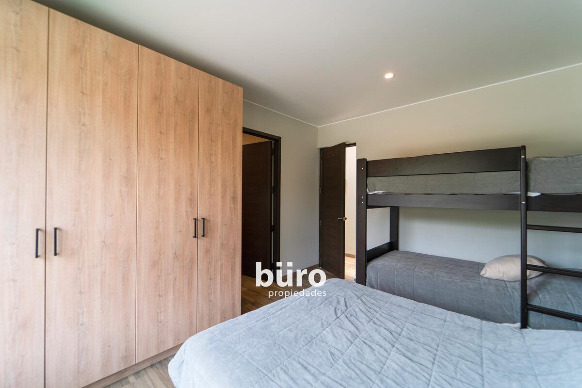 21 de 35: Cuarto secundario con baño y closets empotrados, 2do piso