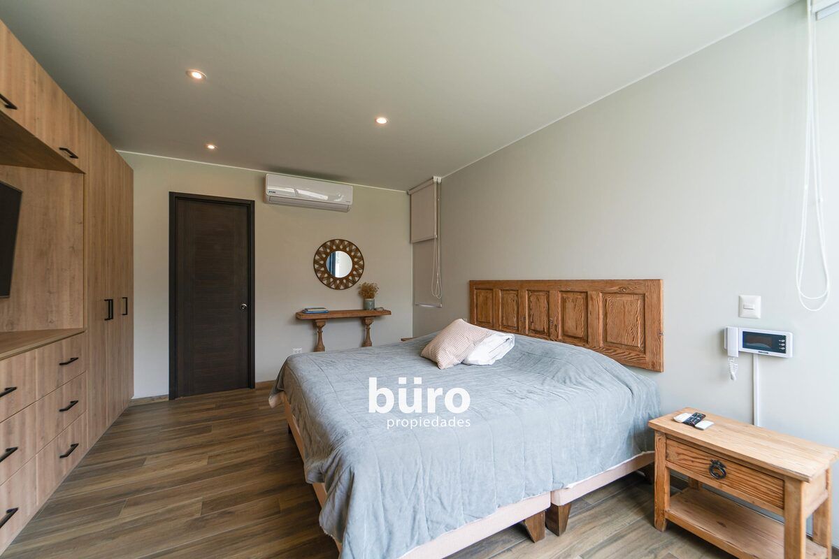 15 de 35: Dormitorio principal con baño y closets empotrados, 2do piso