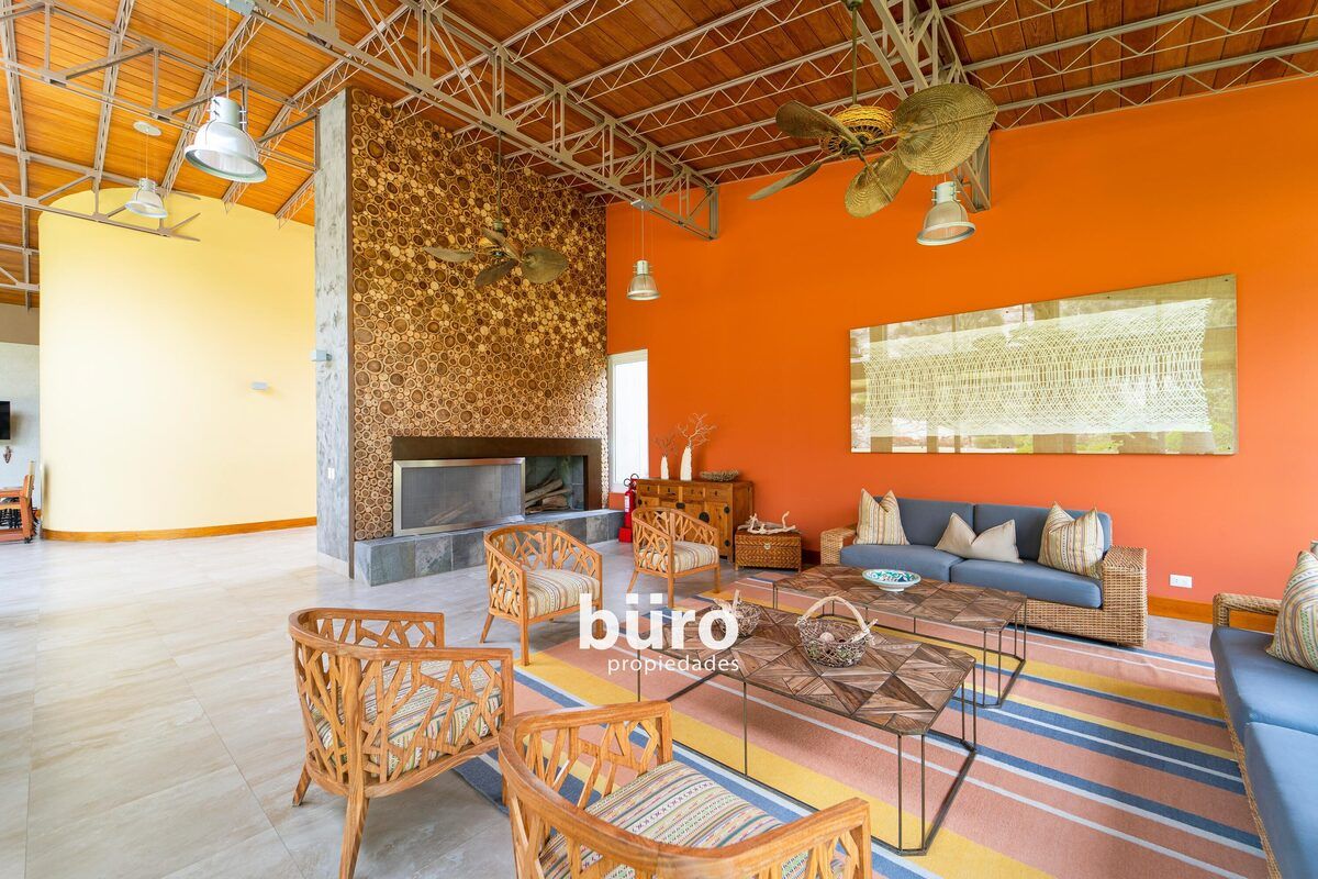 24 de 35: Área común Club House con chimenea