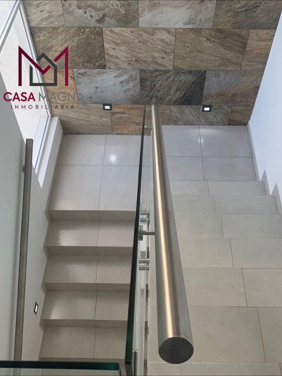 4 of 16: ESCALERA