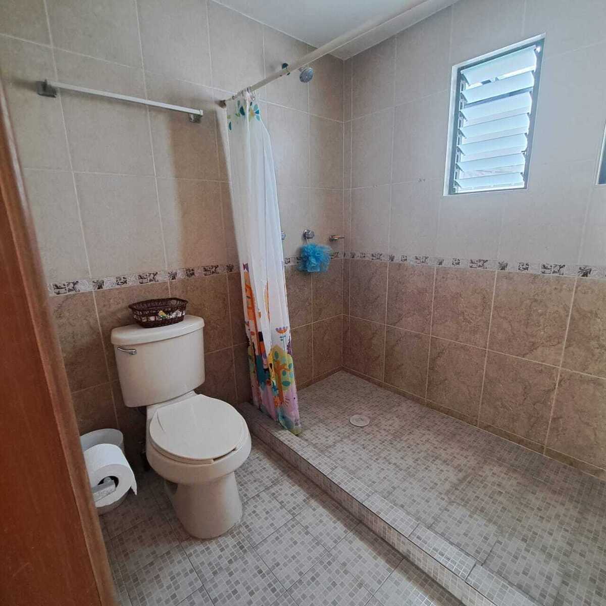 20 de 21: Baño completo en planta alta
