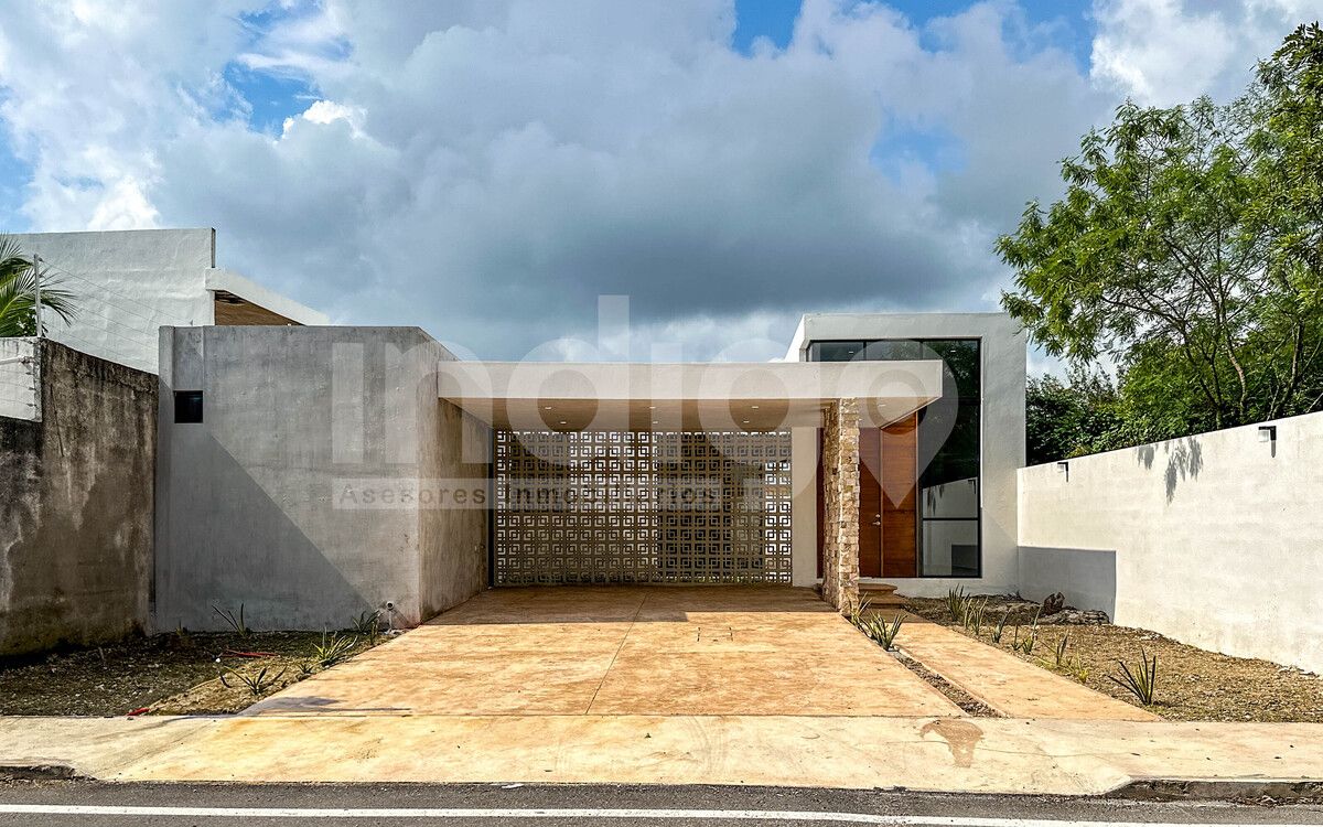 2 of 41: Fachada Frontal