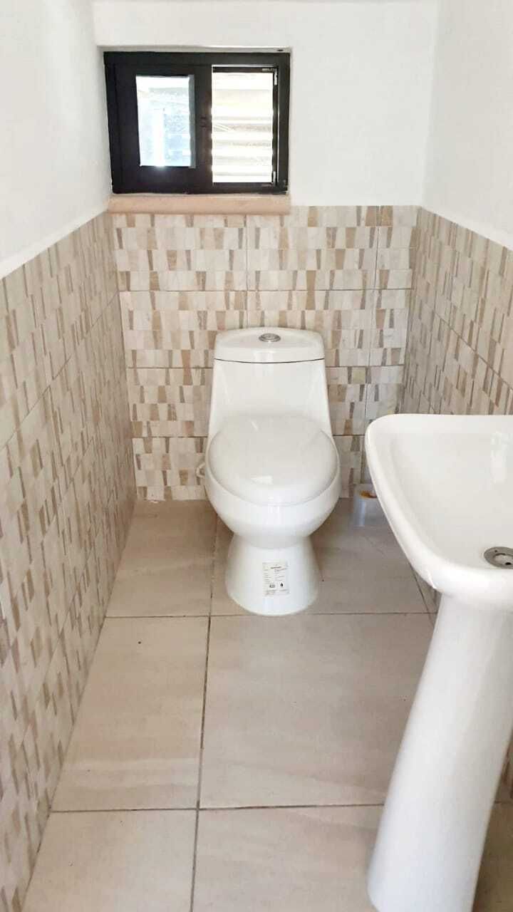 11 de 11: MEDIO BAÑO VISITAS