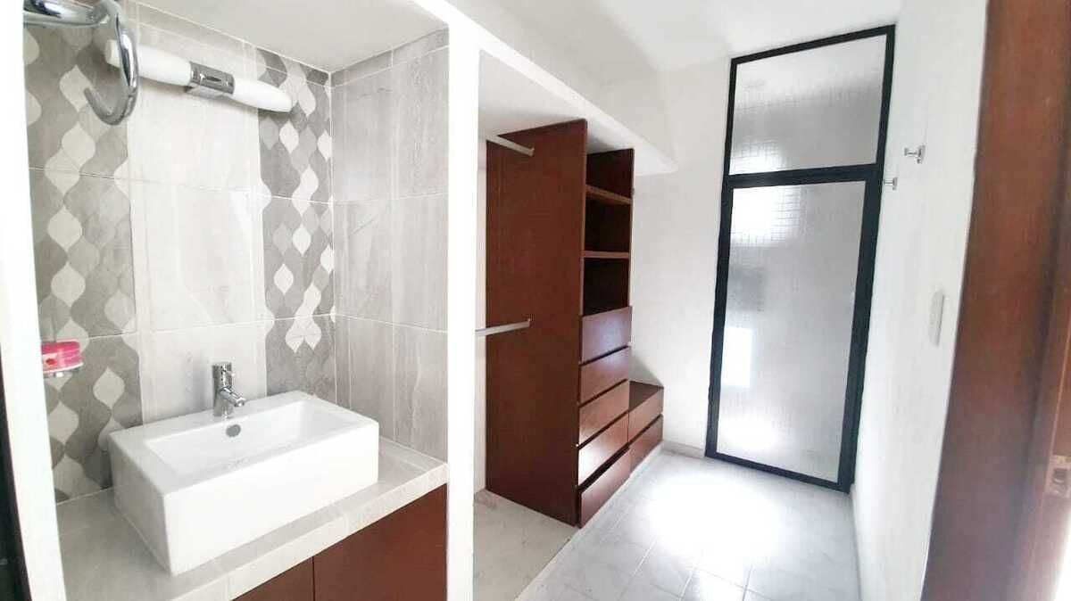 7 de 11: BAÑO CON VESTIDOR