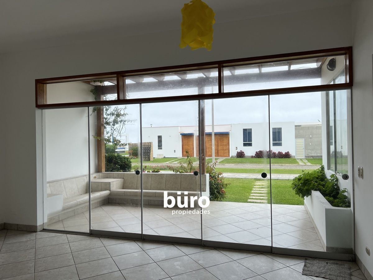 6 de 22: Amplia terraza en el primer piso