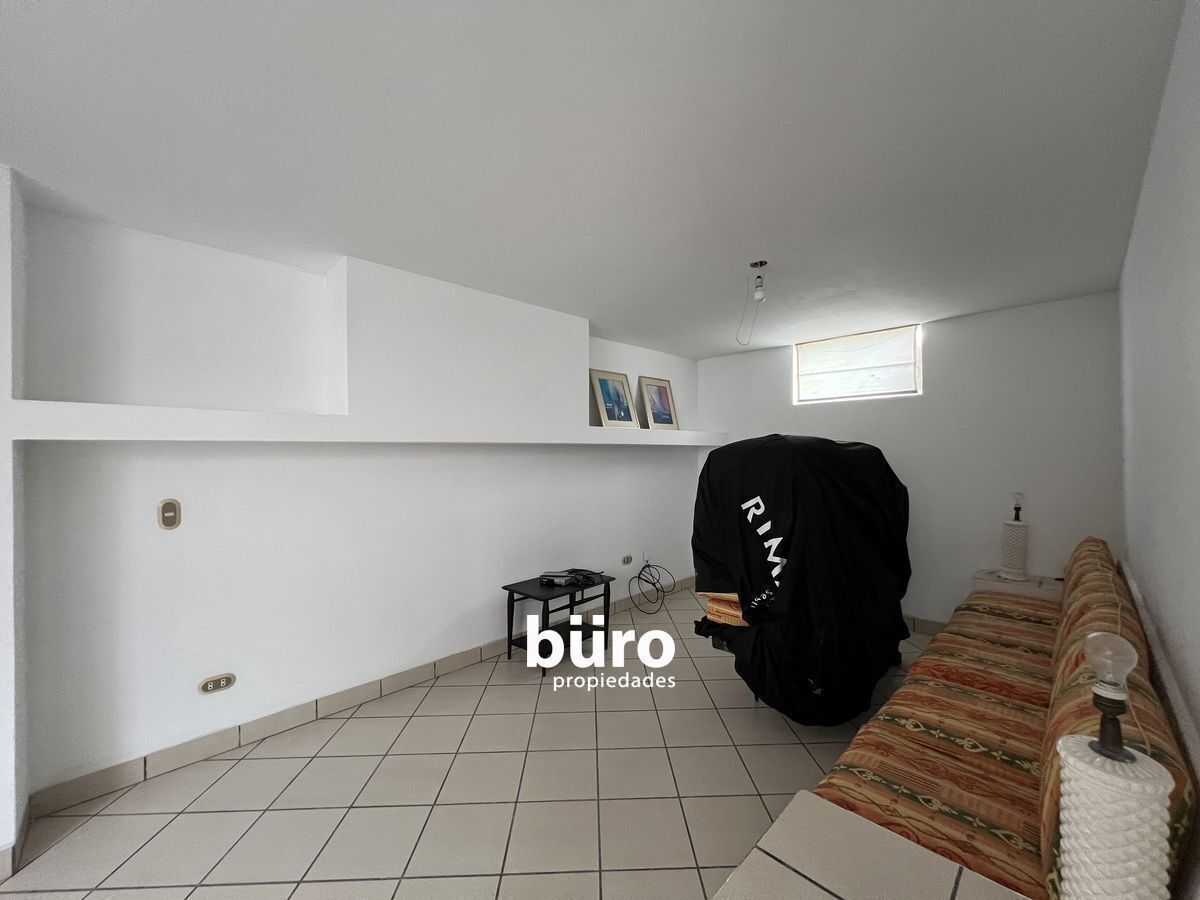 13 de 22: La otra sala estar en semisótano con amplio espacio