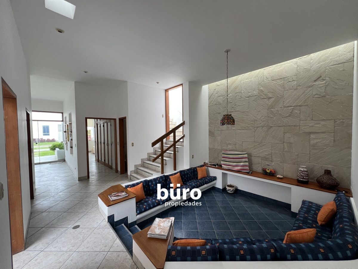 8 de 22: Sala estar en el centro de la casa