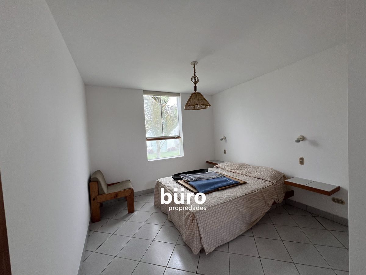 10 de 22: Segundo dormitorio con baño incorporado y cama Queen