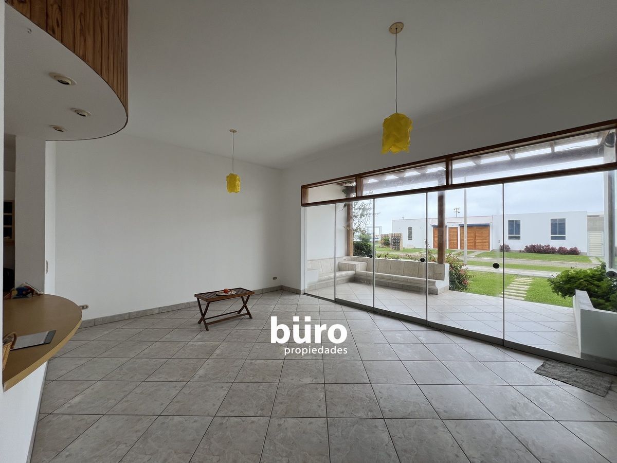 4 de 22: Sala Comedor con vista al jardín