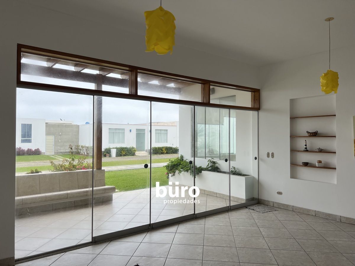 5 de 22: Sala comedor con la terraza, mamparas corredizas