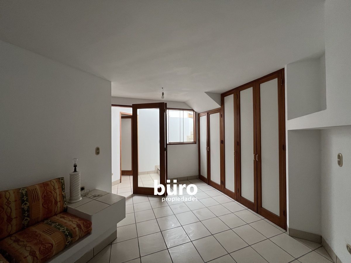 12 de 22: Otra sala estar en semisótano con amplio closets