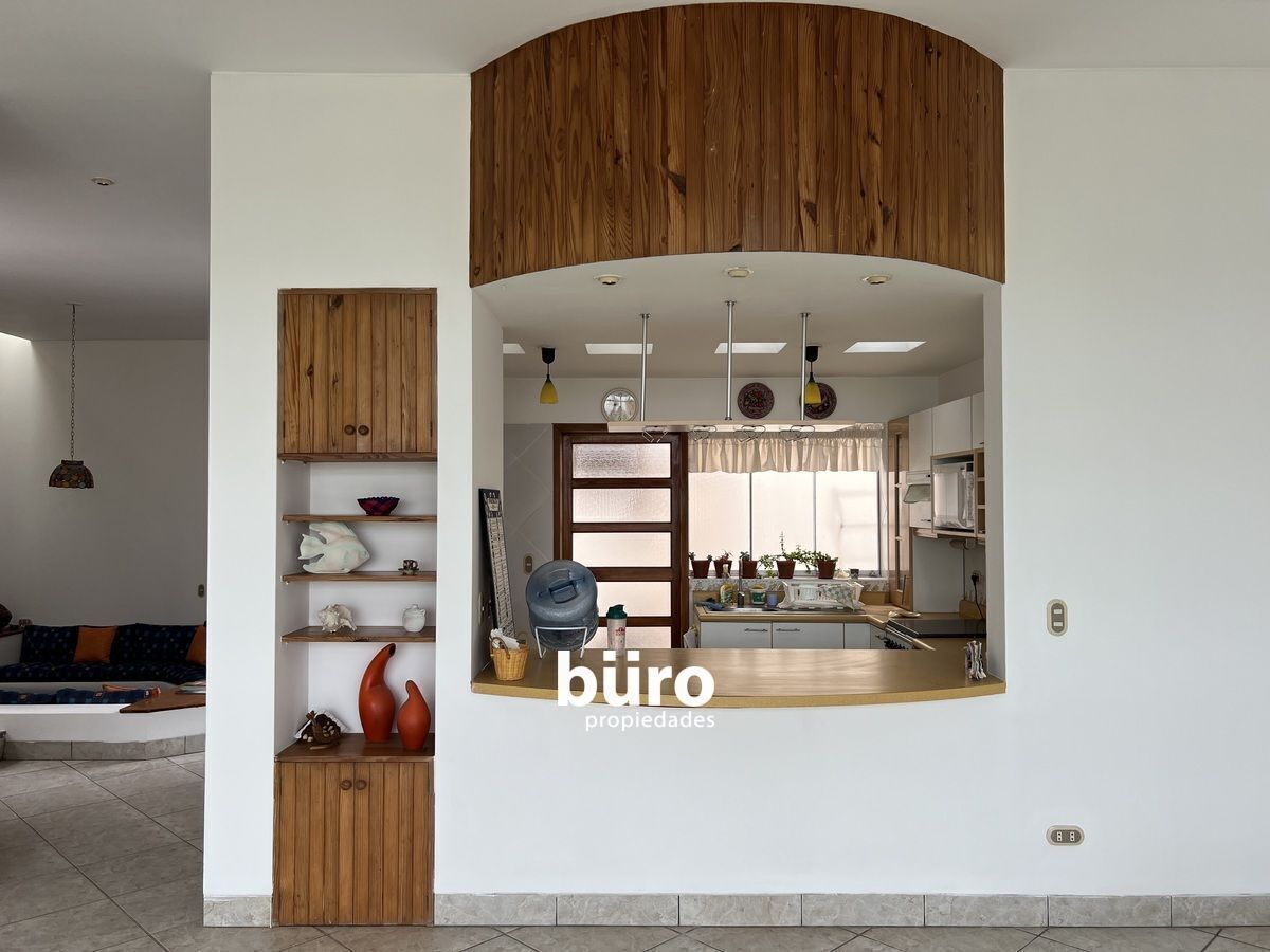 17 de 22: La cocina abierta con barra a la sala comedor