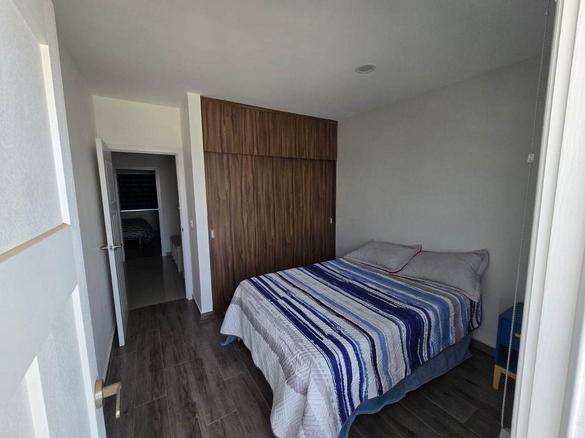 3 de 23: Habitación con clóset y cama queen