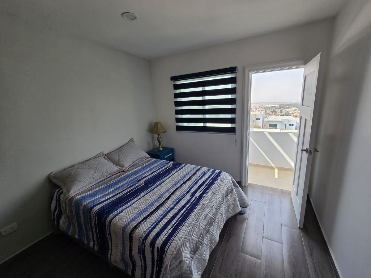 4 de 23: Habitación con cama queen