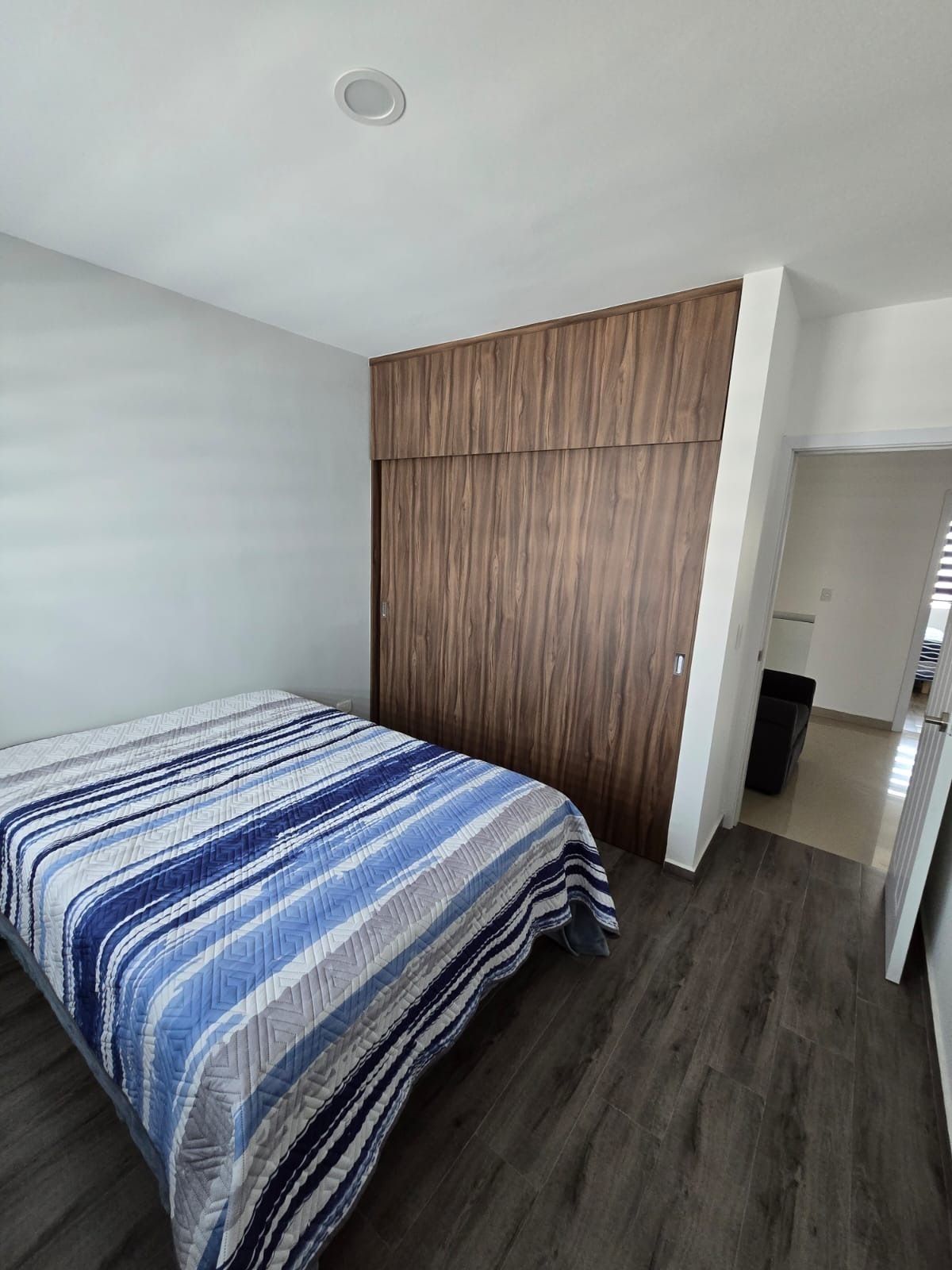 7 de 23: Habitación con cama individual y closet