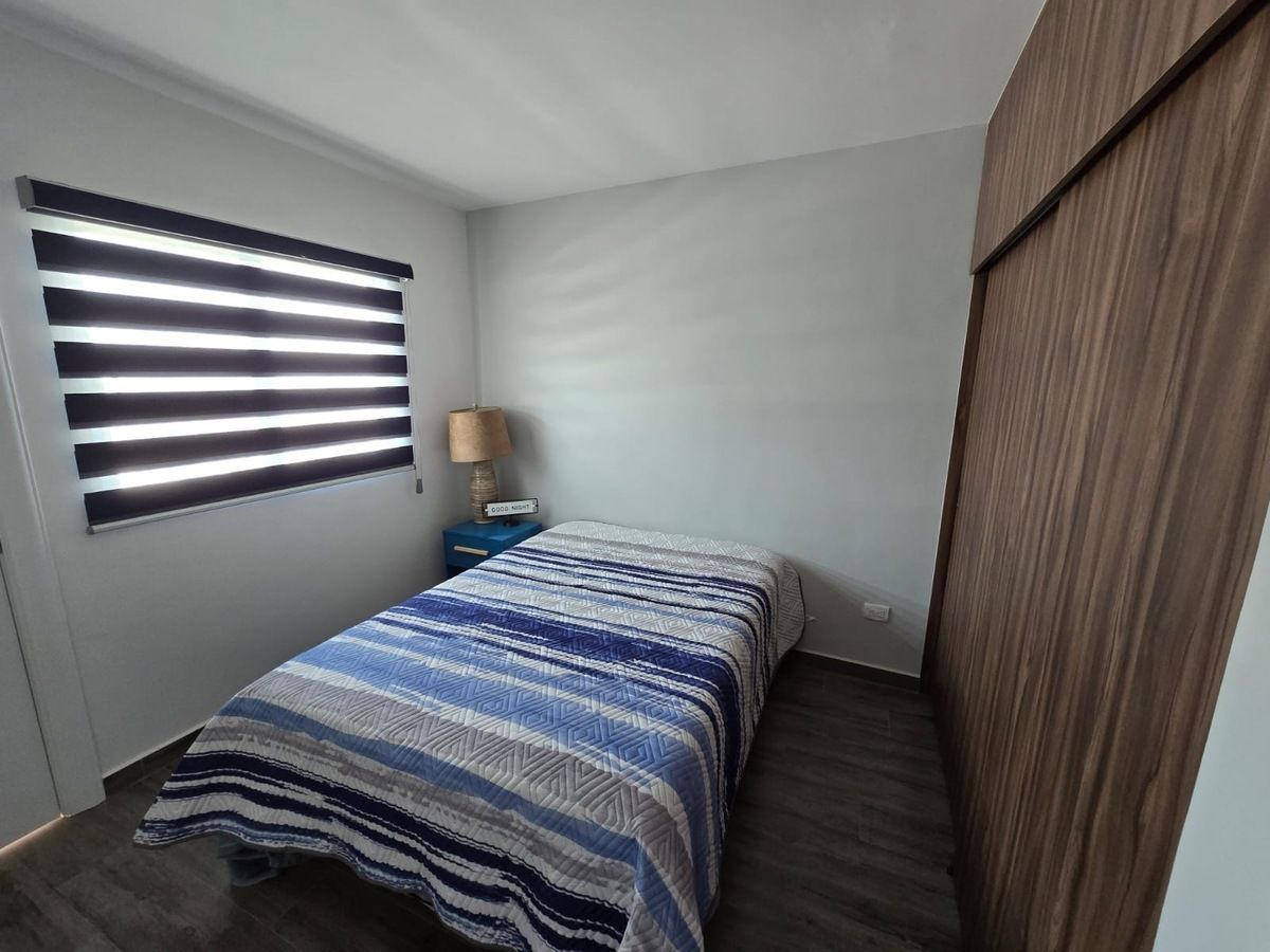 8 de 23: Habitación con cama individual y clóset