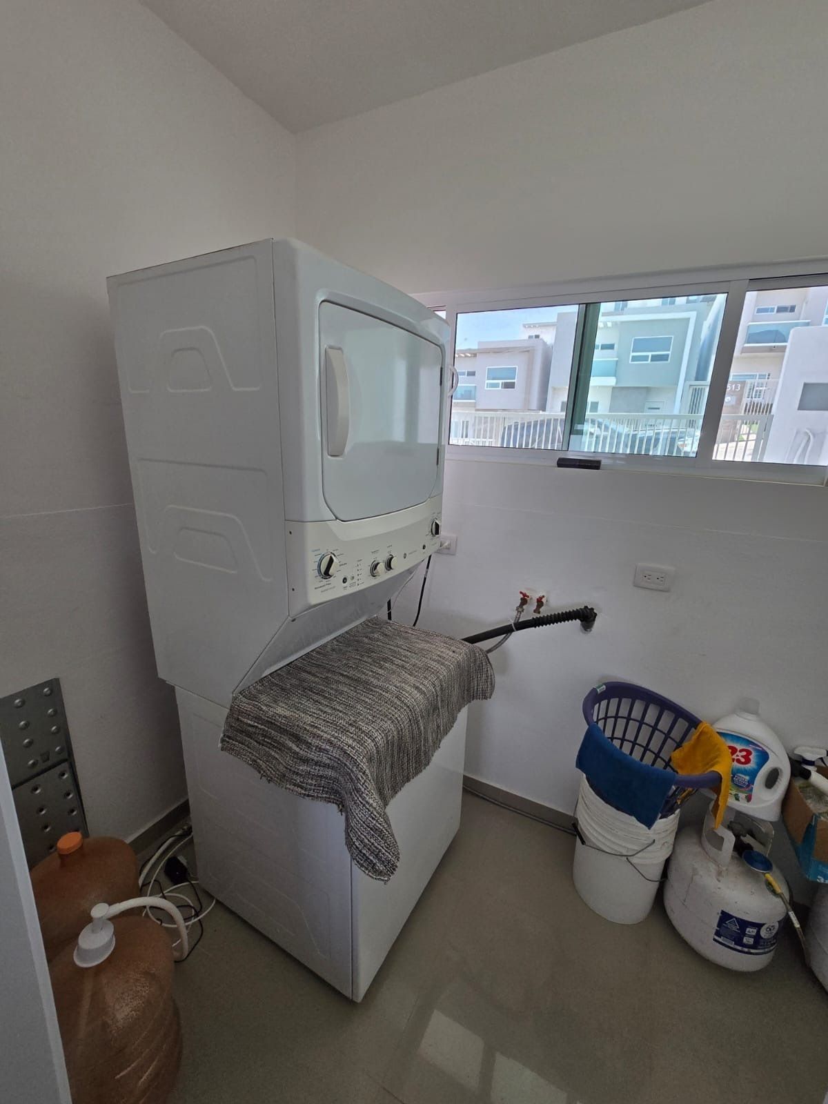 21 de 23: Cuarto de lavar con lavadora y secadora