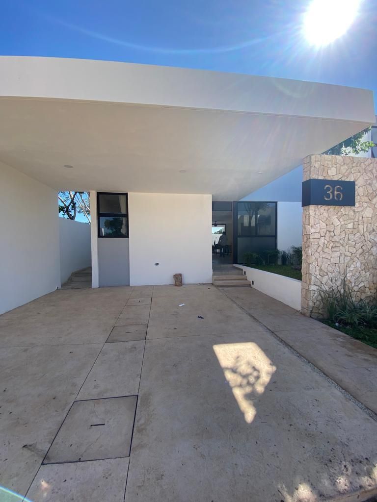 2 of 12: Fachada entrada