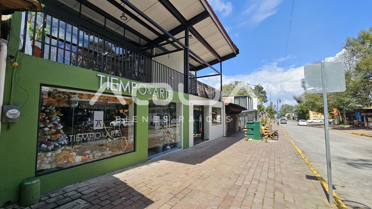 2 de 24: vista lateral, amplia banqueta al frente