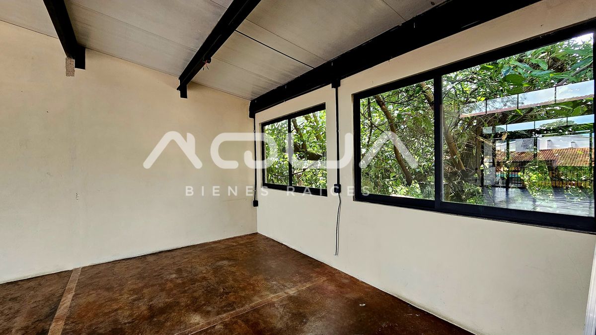 11 de 24: ventanas al fondo del 2o piso