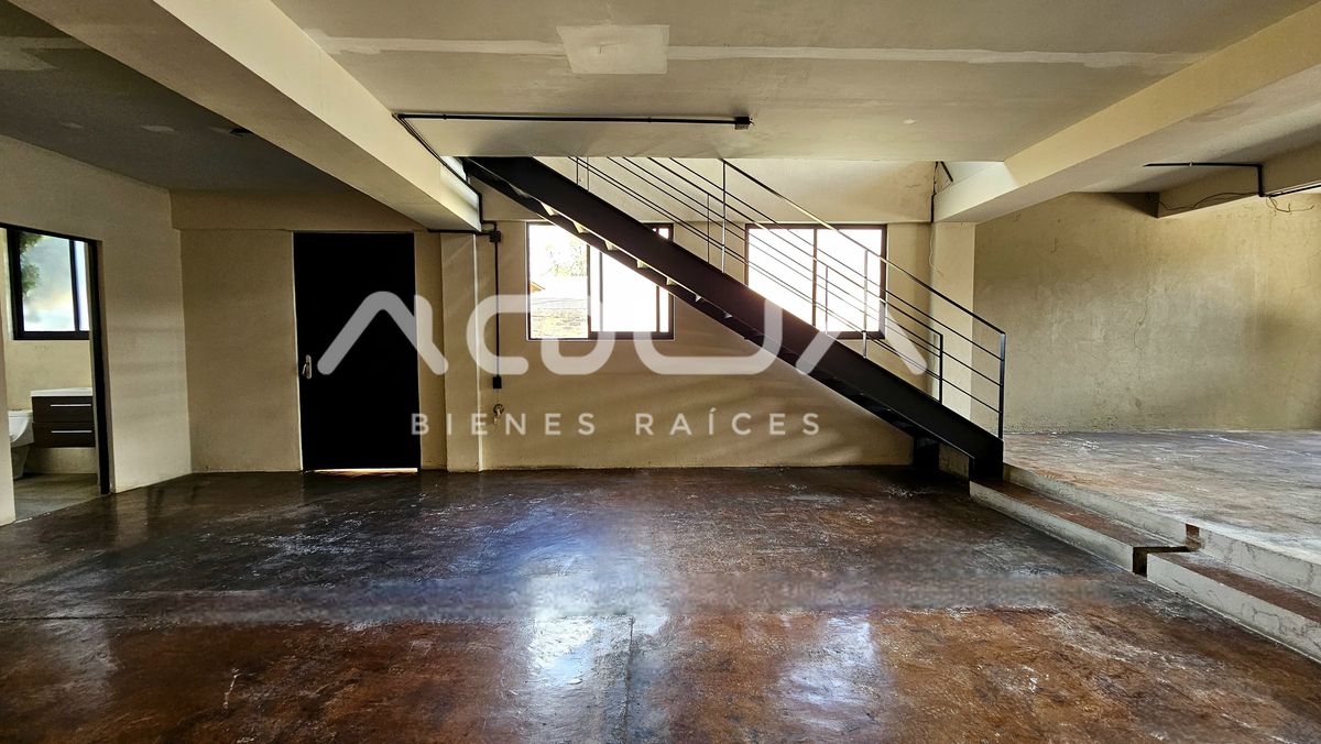 9 de 24: escaleras y salida de emergencia