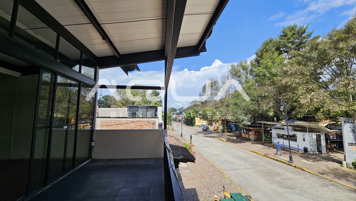 21 de 24: vista desde la terraza a la plaza