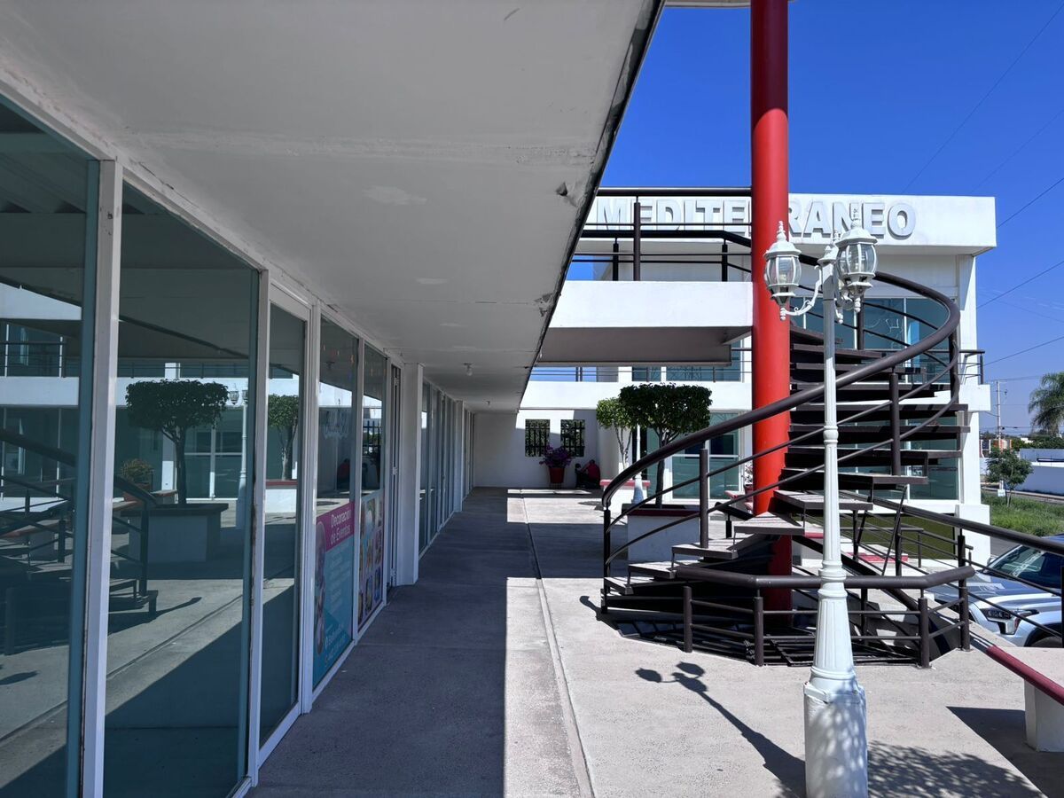 Venta de Plaza Comercial con 20 locales en El Pueblito - foto 5