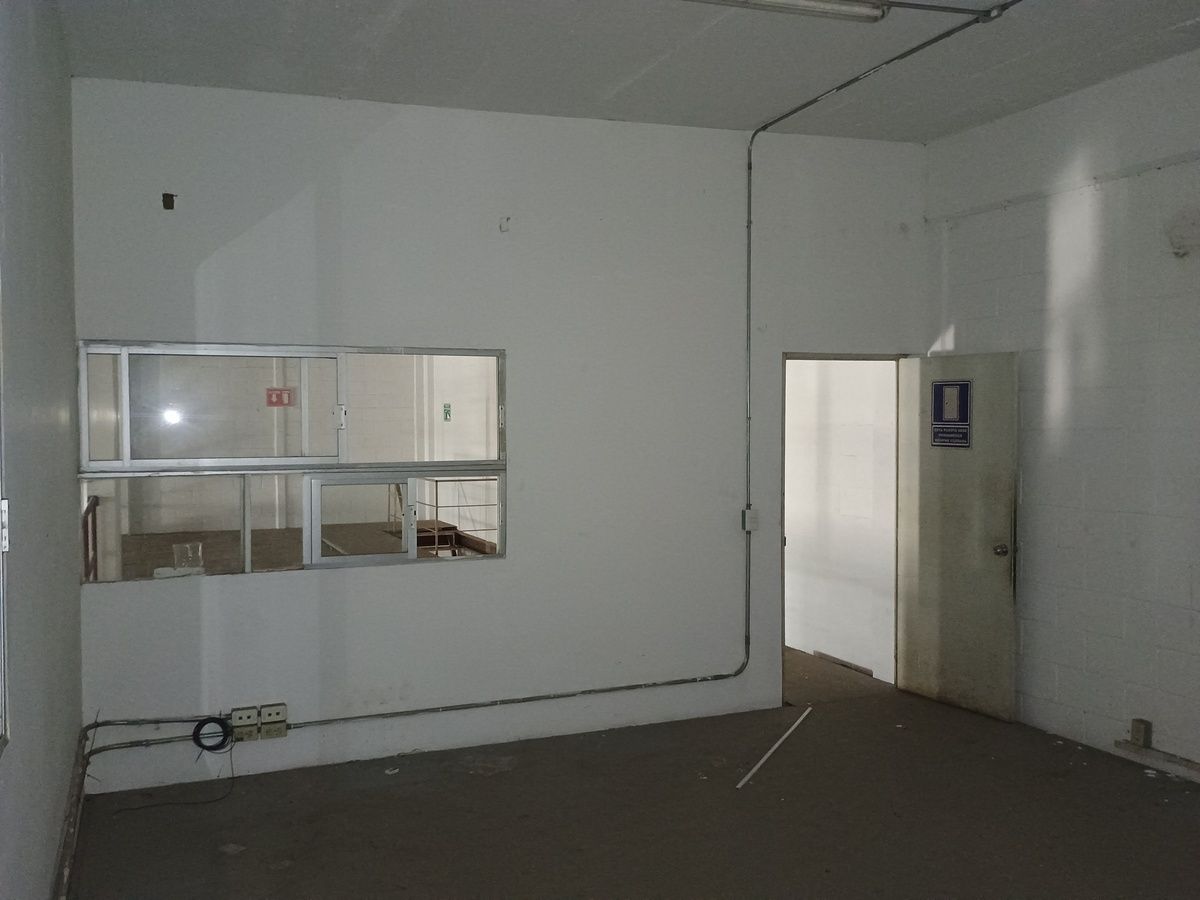 Bodega con oficina en renta