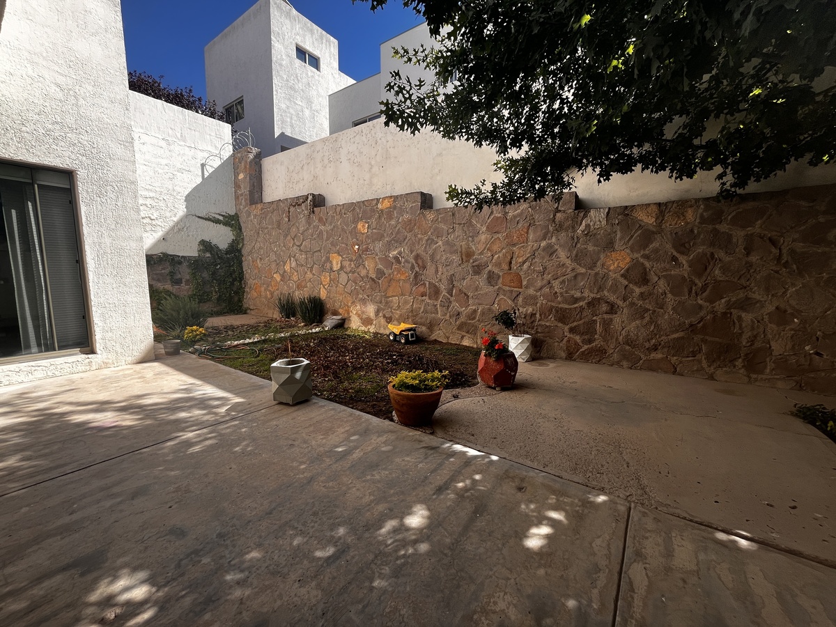 4 of 17: Jardín