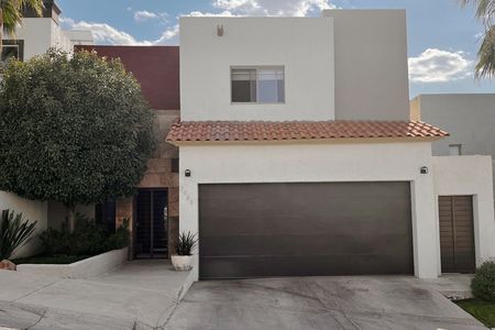 Casa en zona Valles con cuarto de servicio