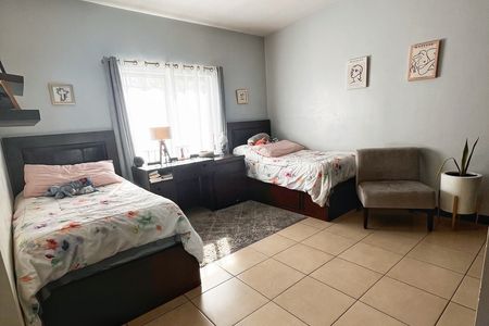 Casa en zona Valles con cuarto de servicio