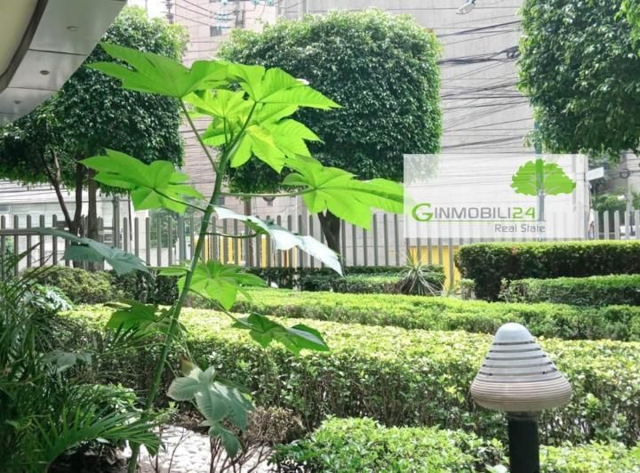 2 de 23: Fachada y entrada