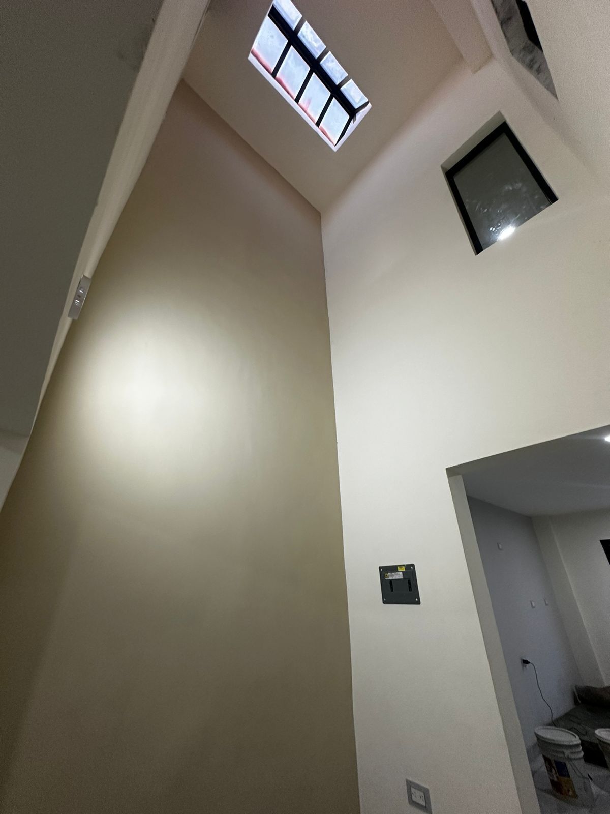 13 of 17: DOBLE ALTURA EN ESTANCIA PLANTA BAJA CON TRAGALUZ