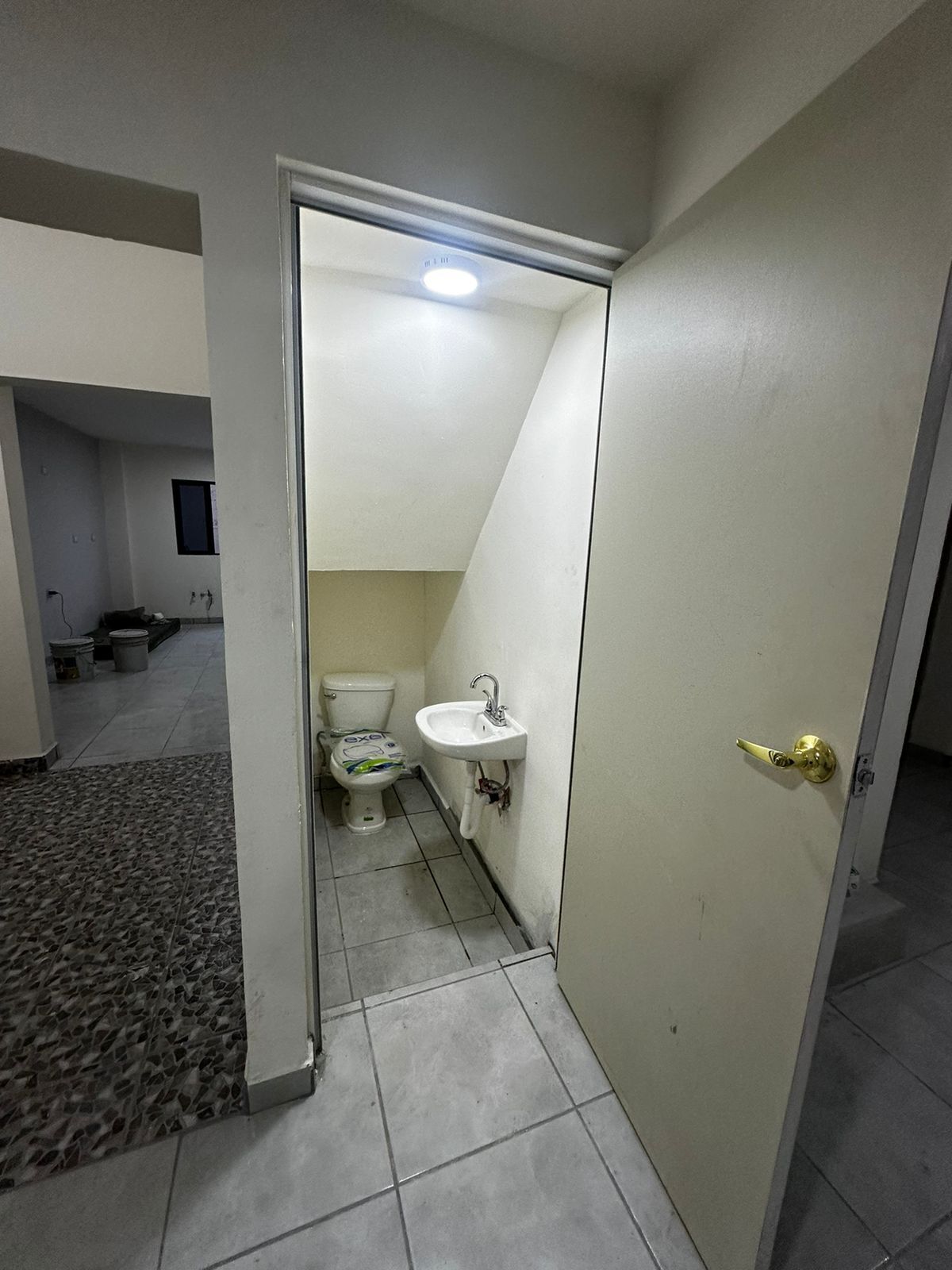 17 of 17: MEDIO BAÑO