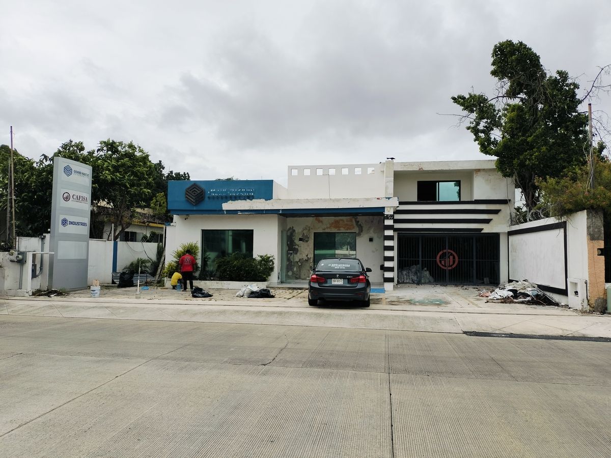 2 de 4: Amplio frente y cerca de avenida cupules