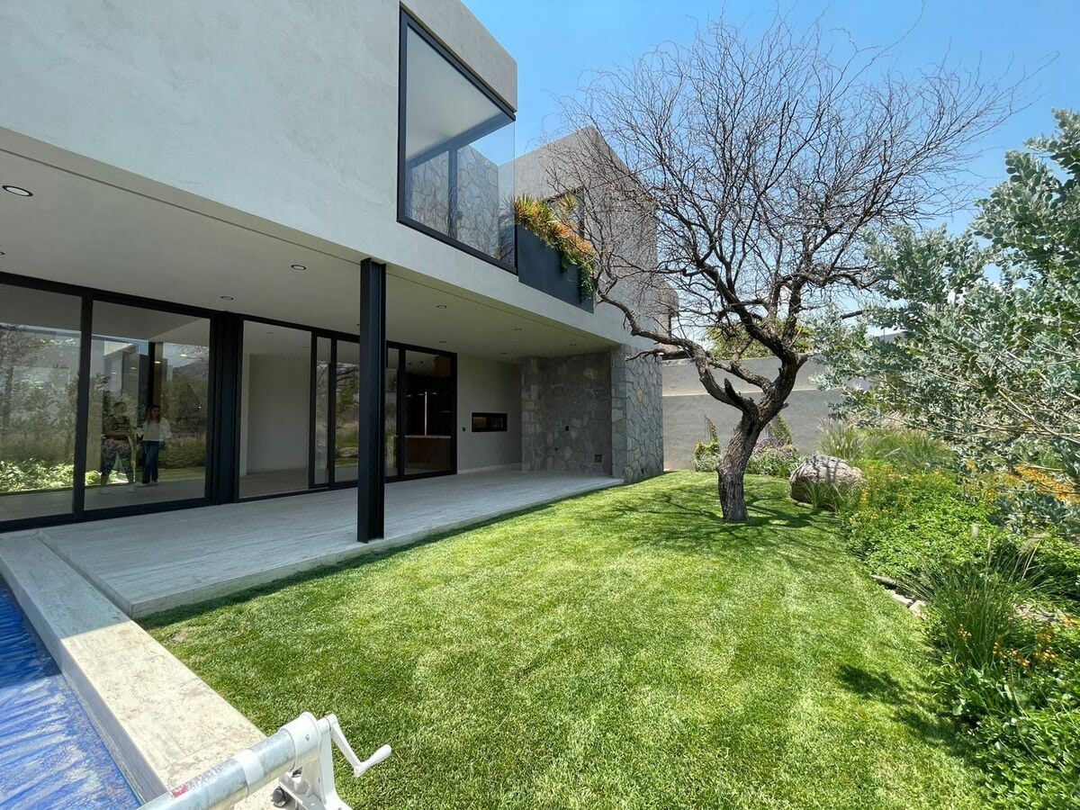 Venta de Casa con Sistema Inteligente, Acabados Premium y Alberca en Altozano
