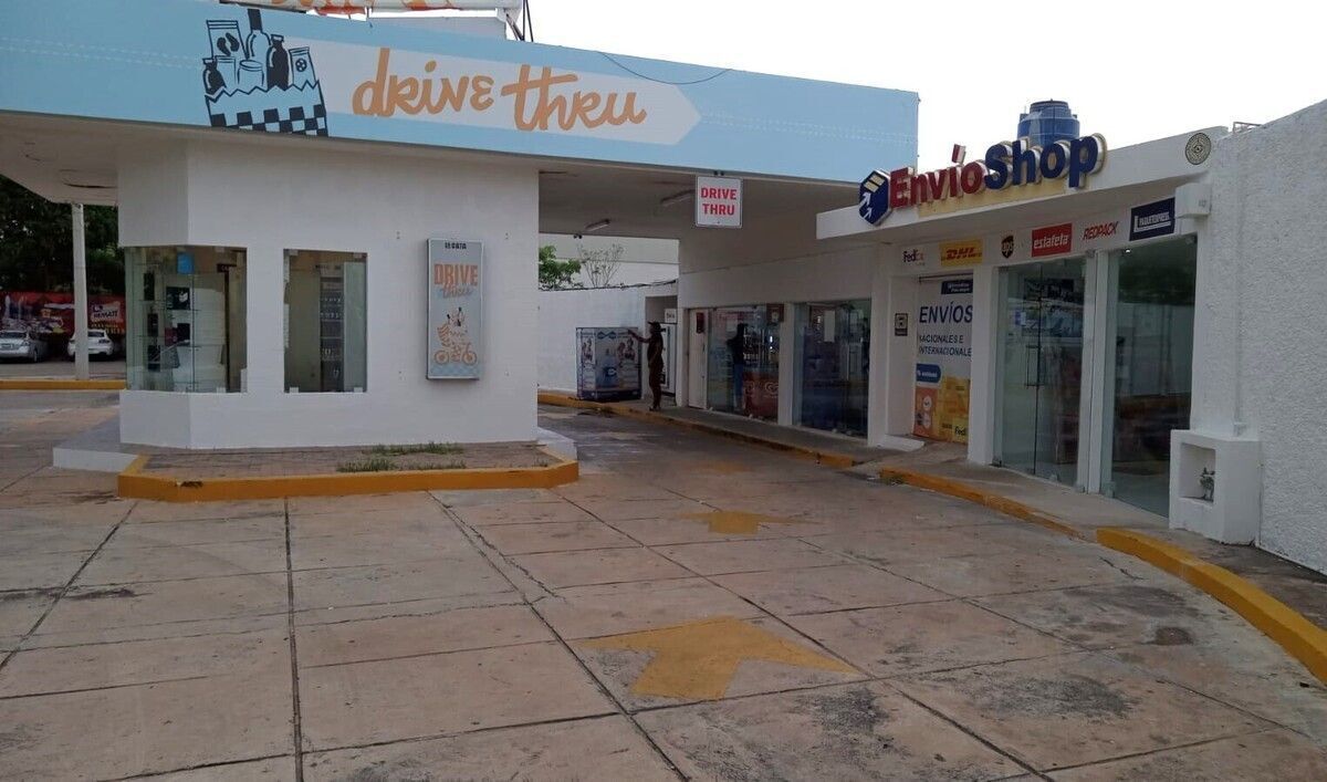 3 de 7: Zona de Venta: área de exhibición ambos lados y Drive Thru
