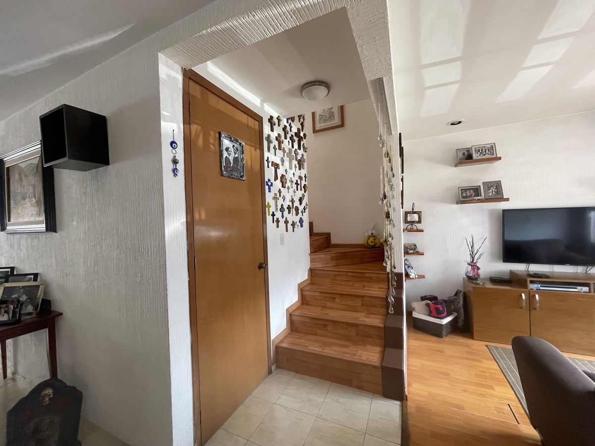 10 de 29: Escalera a planta alta