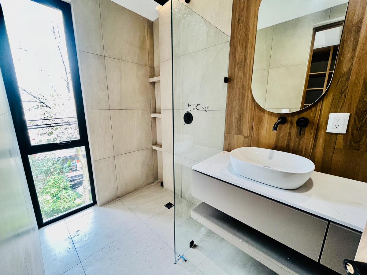 15 of 27: Baño Completo en recámara principal