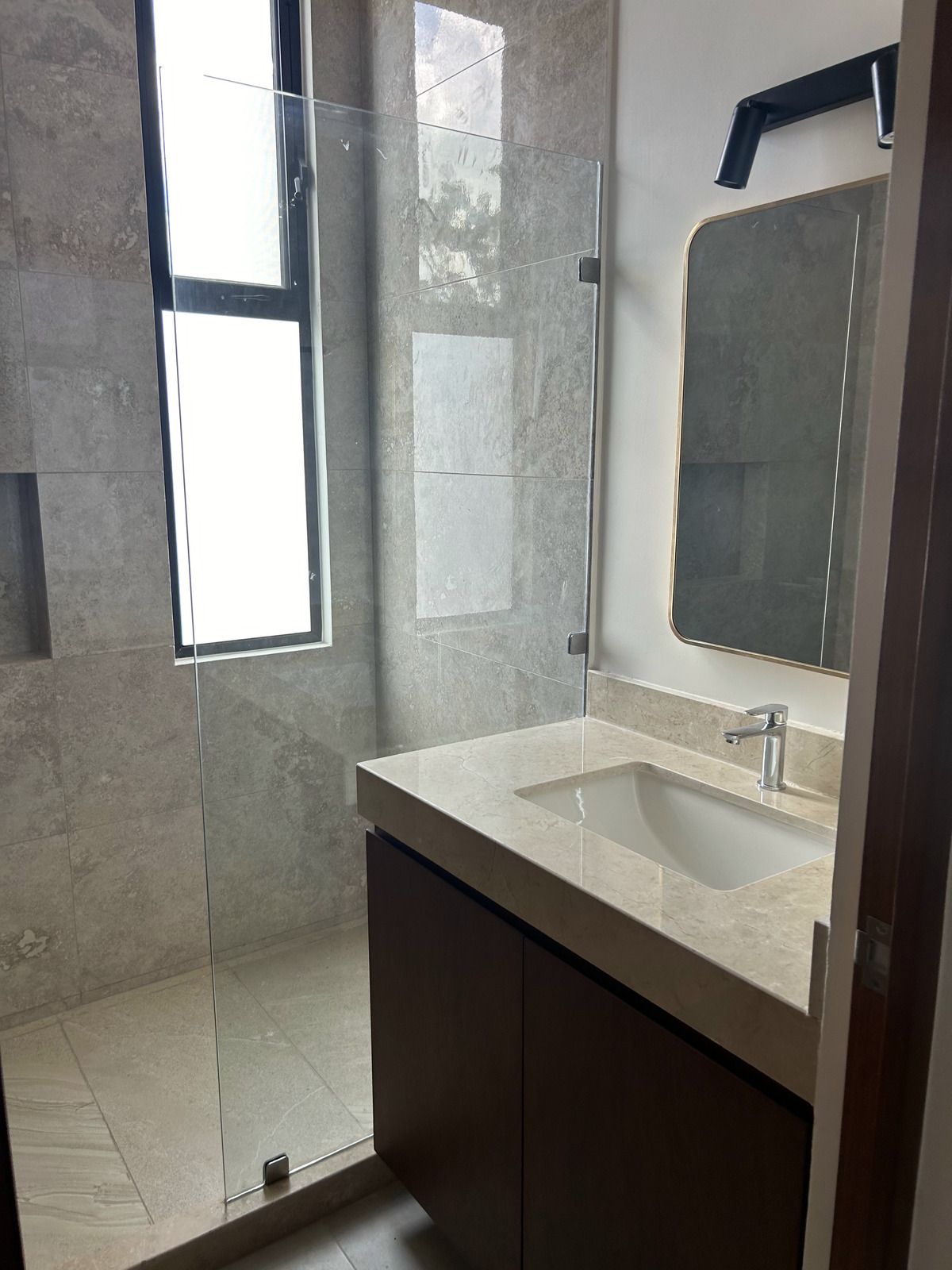 13 of 18: Baño, Segunda Habitación