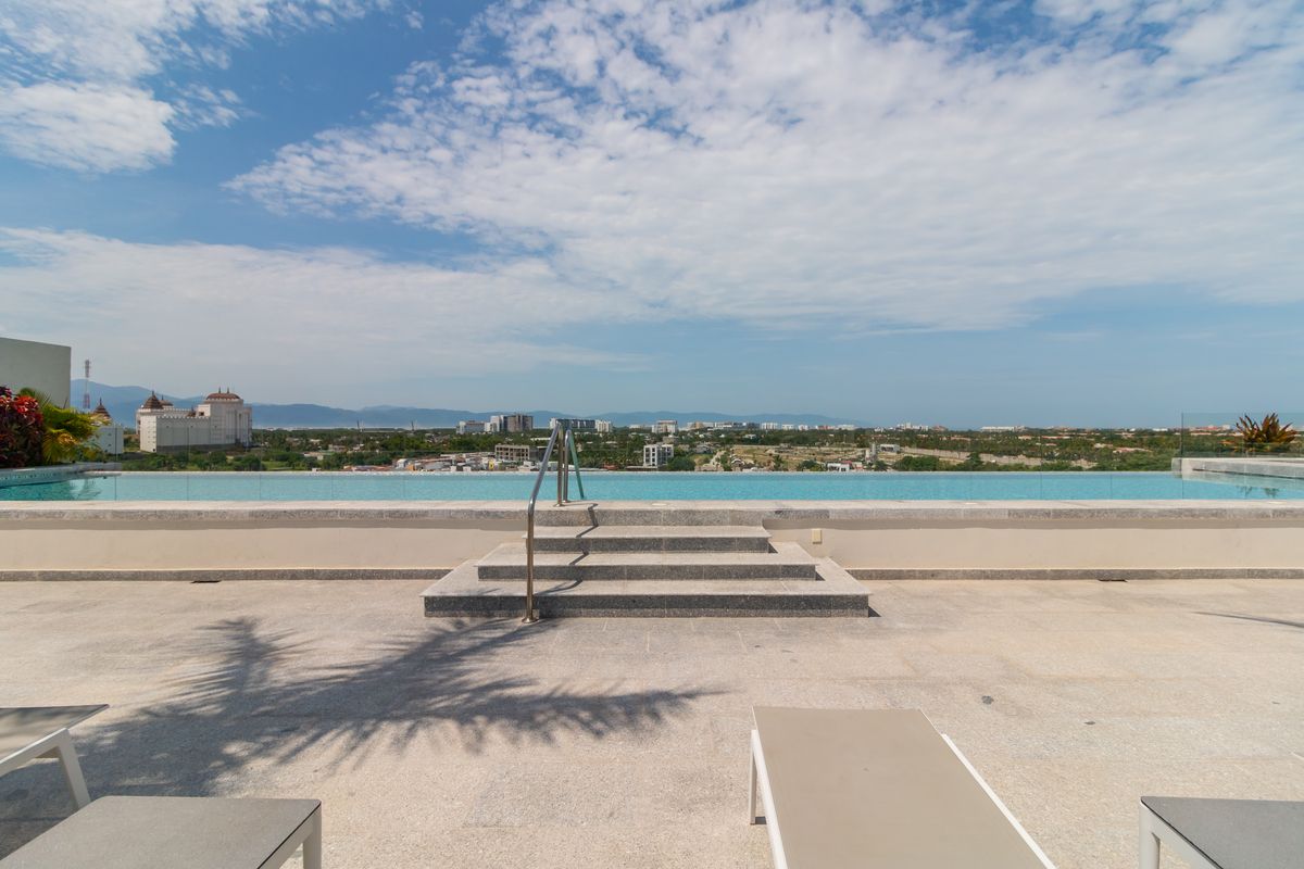 4 de 26: INFINITY POOL