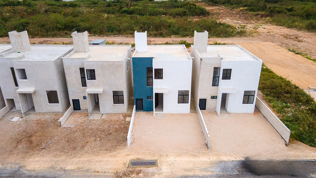 3 of 20: Vista de calle de acceso